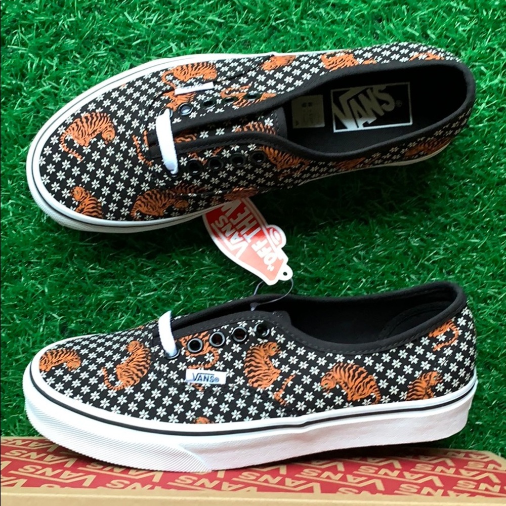 VANS AUTHENTIC TIGER FLORAL BLACK/TRUE WHITE WMNS - Picture 13 of 16
